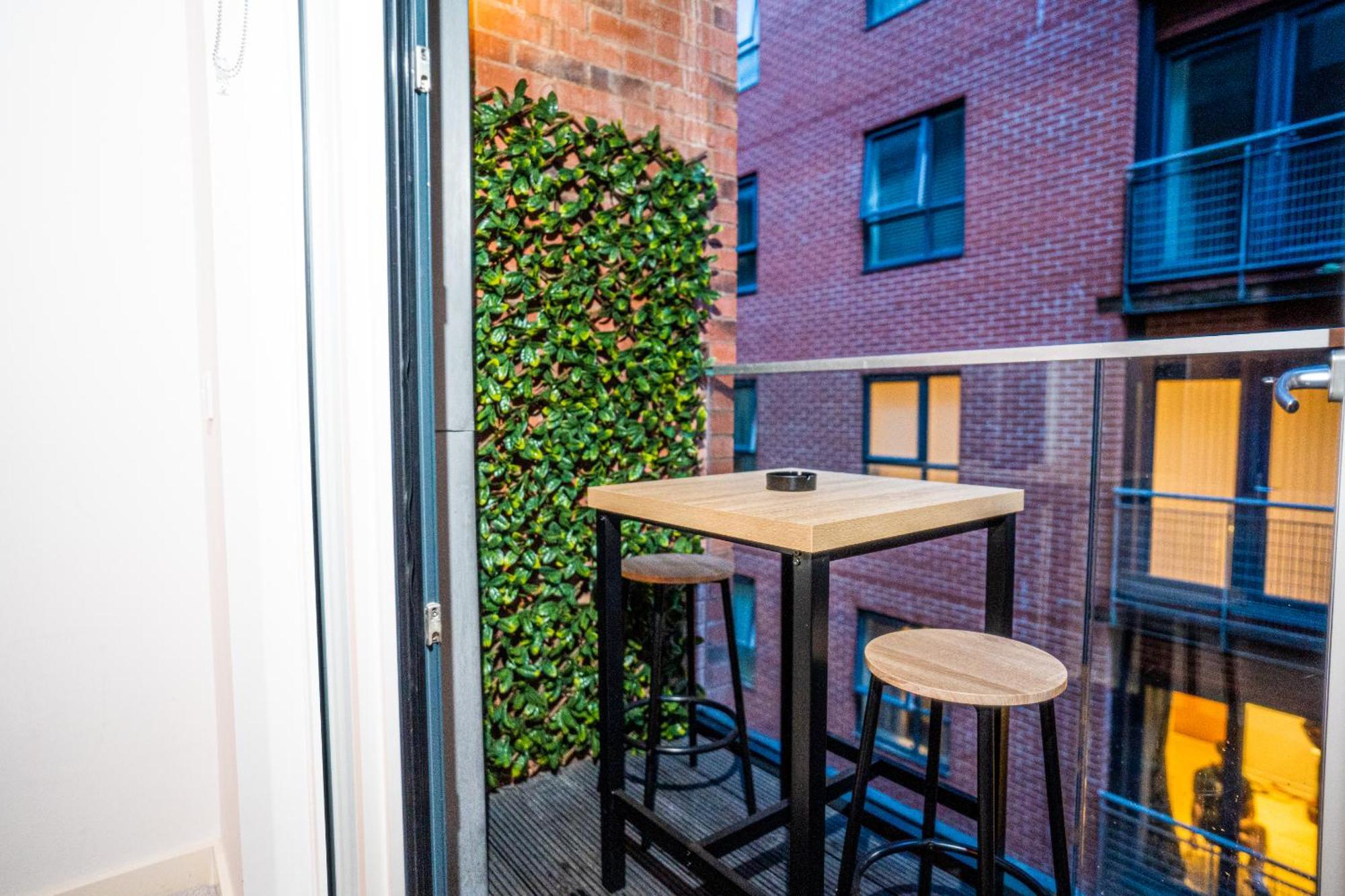 Manchester City Centre Apt With Balcony & Free Parking - Including Free 1-Hour Early Check-In For Bookings In June, Justeat Voucher For 2-Night Stays Minimum! Exterior foto